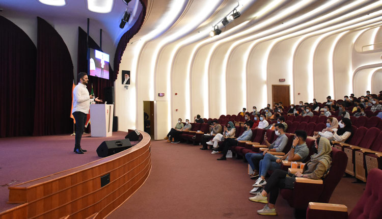 سخنرانی علی حاج‌محمدی بنیانگذار مارکت وردپرس ژاکت در همایش ژاکت دی
