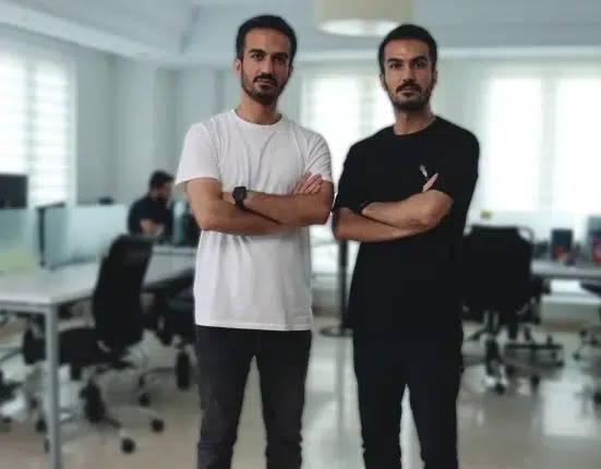 علی و آزاد بنیانگذاران استارتاپ نوین هاب