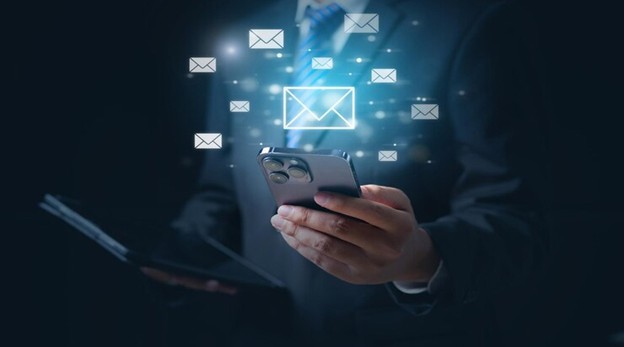  2. گزارش‌گیری دقیق و پیشرفته پس از ارسال پیام، می‌توانید به آمارهایی مانند تعداد ارسال موفق، نرخ باز شدن لینک‌ها و میزان تعامل کاربران دسترسی داشته باشید. این اطلاعات به شما کمک می‌کنند تا عملکرد کمپین‌های پیامکی را ارزیابی و بهینه‌سازی کنید. 3. افزایش نرخ بازگشت مشتری (Retention) با ارسال پیامک‌هایی مانند پیگیری خرید، یادآوری خدمات، کد تخفیف یا پیشنهادهای شخصی‌سازی‌شده، می‌توانید مشتریانی که قبلاً از شما خرید کرده‌اند را دوباره به چرخه خرید بازگردانید. 4. امکان دریافت پیامک از مشتریان پنل پیامکی با امکان دریافت پاسخ از مشتری، یک تعامل دوسویه را فراهم می‌کند. این ویژگی، بستری ساده و مؤثر برای نظرسنجی، عضویت در کمپین‌ها یا دریافت بازخورد فراهم کرده و در بهبود تجربه مشتریان تأثیر چشمگیری دارد. مدیریت ارتباط با مشتریان با CRM ابری در گذشته، مدیریت ارتباط با مشتریان، ثبت، سازمان‌دهی و پیگیری تعاملات و اطلاعات مرتبط با هر مشتری به‌صورت دستی یا با ابزارهای پراکنده انجام می‌شد؛ اما امروزه، CRM ابری به‌عنوان یک راهکار یکپارچه و هوشمند، مدیریت ارتباط با مشتریان را متحول کرده است. CRM ابری (Cloud-based Customer Relationship Management) بستری آنلاین برای ثبت سوابق مشتریان، مدیریت فروش، پیگیری فرصت‌های تجاری و ایجاد تعاملات شخصی‌سازی‌شده است. سی‌آر‌ام ابری دقیقاً همان ابزاری است که به سازمان‌ها امکان ارائه پاسخ‌گویی سریع، دقیق و شخصی‌سازی‌شده را می‌دهد. در ادامه، به مزایای این سیستم مدیریتی اشاره می‌کنیم: • افزایش بهره‌وری تیم فروش و پشتیبانی: با تخصیص وظایف و زمان‌بندی یادآورها، تیم شما می‌تواند با دقت بیشتری روی رشد فروش و رضایت مشتری تمرکز کند. • تحلیل رفتار و نیازهای مشتریان: گزارش‌های CRM ابری به شما کمک می‌کنند نیازهای مشتریان را بهتر درک کرده و تصمیم‌های بهتری برای تداوم ارتباط بگیرید. • افزایش وفاداری و طول عمر مشتری: با ثبت دقیق سوابق تعاملات، می‌توانید تجربه‌ای پیوسته، شخصی‌سازی‌شده و منحصربه‌فرد برای هر مشتری ایجاد کنید. 