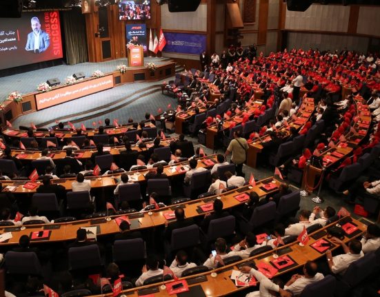 سخنرانی بنیان‌گذار شرکت آروا در همایش "با هم در مسیر موفقیت" از چالش های تولید در ایران